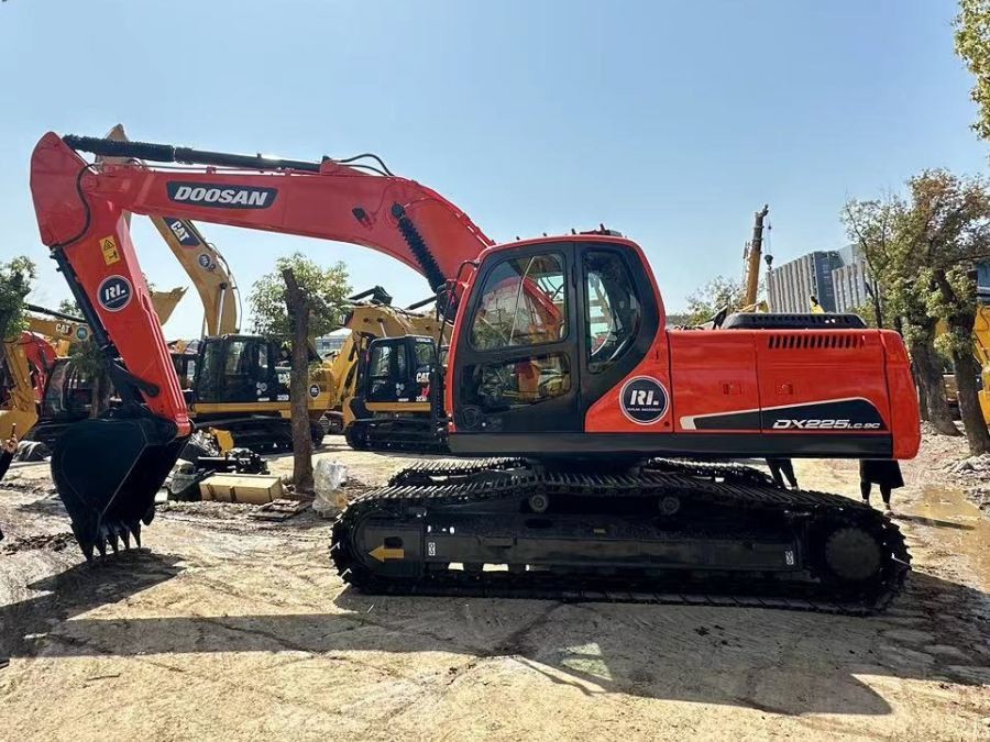 Doosan Dx225LC-9C Dx300 Used Excavator Equipment Construction Digging Machine