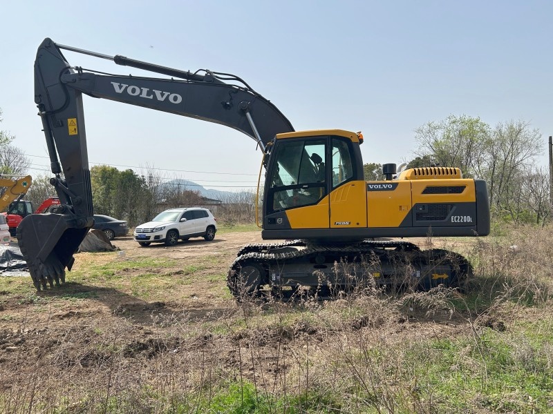 High quality latest second-hand Volvo EC220D excavator 22tons medium earthmoving machinery Volvo EC220DL   made in Korea