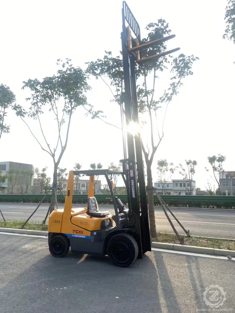 Used TCM 30 Forklift 3 Ton Capacity 3-Stage Warehouse Container Pallet Truck Diesel Engine for Retail Industries Japan Source