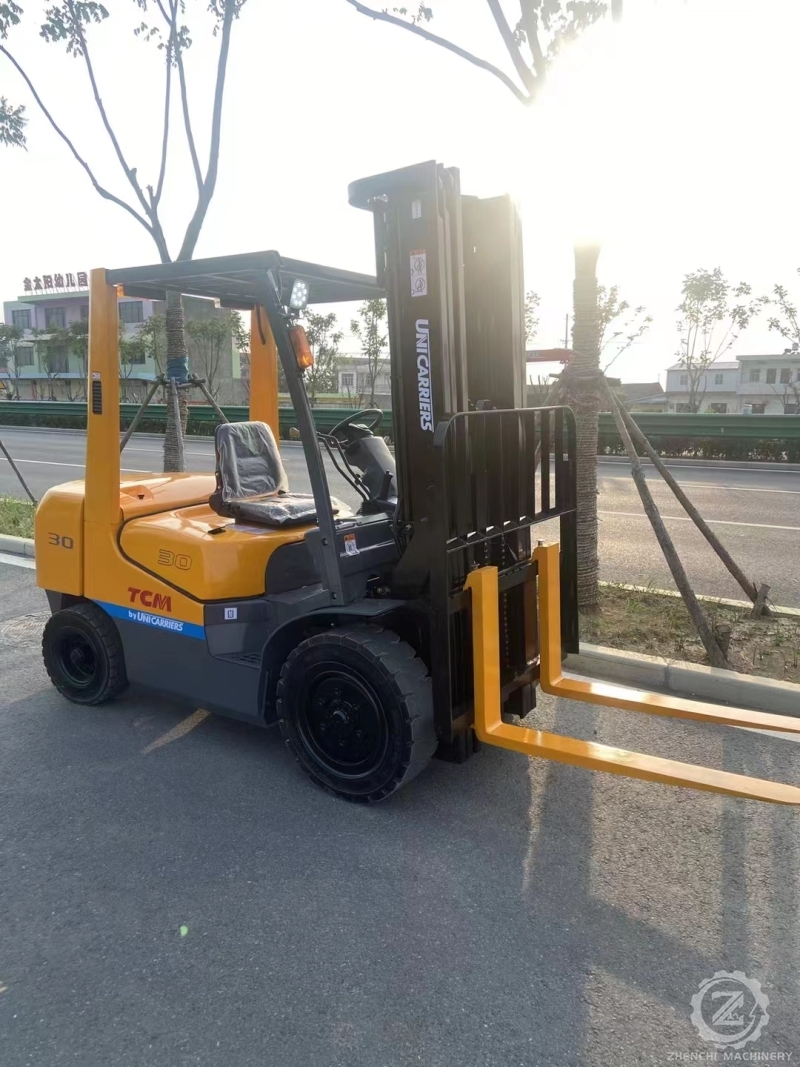Used TCM 30 Forklift 3 Ton Capacity 3-Stage Warehouse Container Pallet Truck Diesel Engine for Retail Industries Japan Source