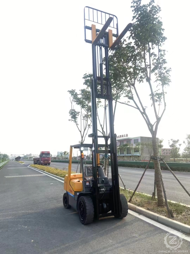 Used TCM 30 Forklift 3 Ton Capacity 3-Stage Warehouse Container Pallet Truck Diesel Engine for Retail Industries Japan Source
