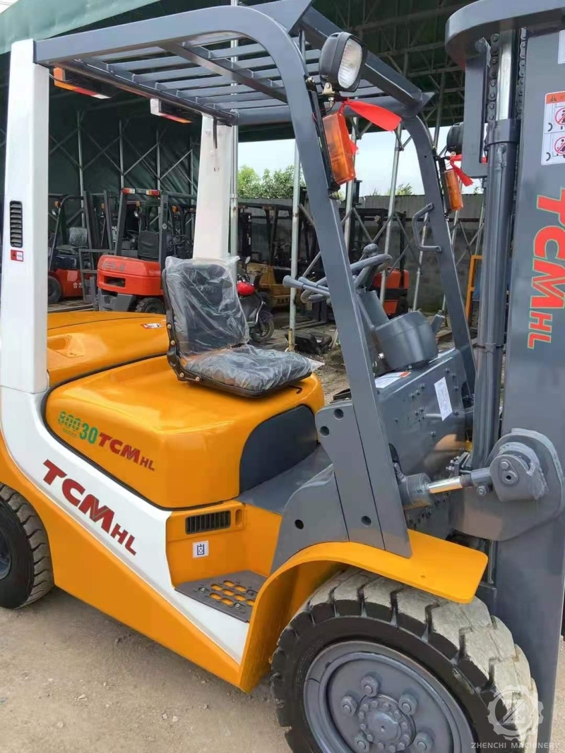 Used TCM 30 Forklift 3 Ton Capacity 3-Stage Warehouse Container Pallet Truck Diesel Engine for Retail Industries Japan Source