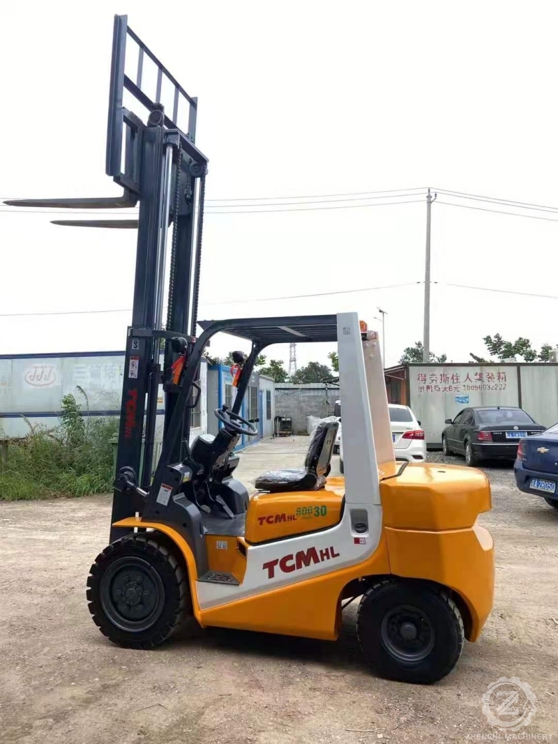 Used TCM 30 Forklift 3 Ton Capacity 3-Stage Warehouse Container Pallet Truck Diesel Engine for Retail Industries Japan Source