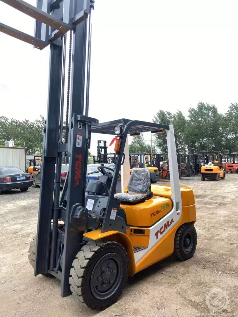 Used TCM 30 Forklift 3 Ton Capacity 3-Stage Warehouse Container Pallet Truck Diesel Engine for Retail Industries Japan Source