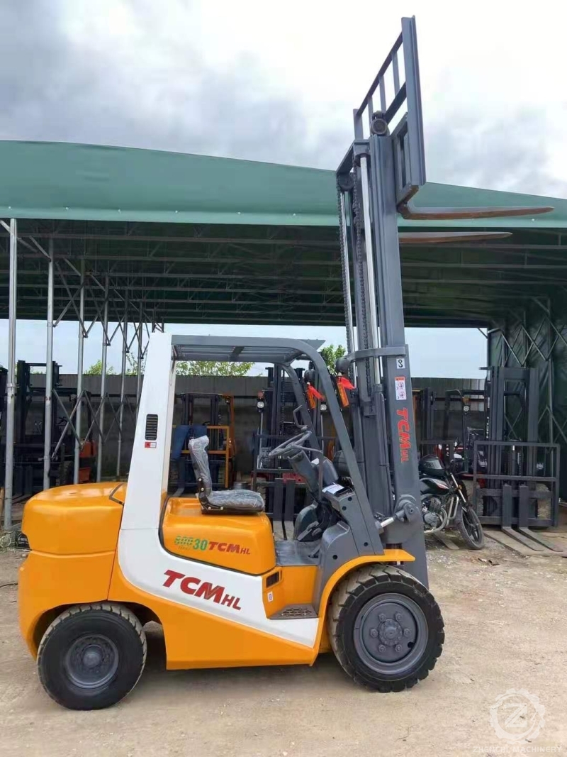 Used TCM 30 Forklift 3 Ton Capacity 3-Stage Warehouse Container Pallet Truck Diesel Engine for Retail Industries Japan Source