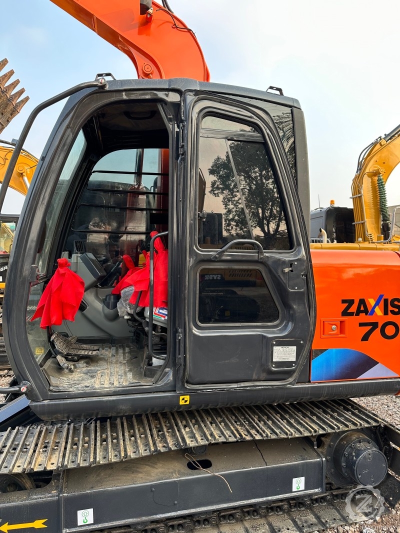 First Class Used Excavators Japan Used Excavator Hitachi ZX70 7 Ton Hitachi Excavator for Sale
