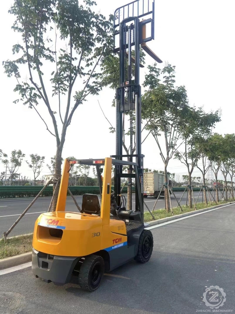 Used TCM 30 Forklift 3 Ton Capacity 3-Stage Warehouse Container Pallet Truck Diesel Engine for Retail Industries Japan Source