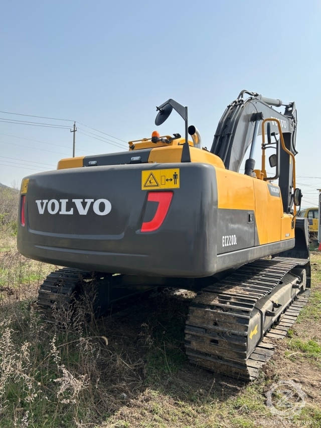 High quality latest second-hand Volvo EC220D excavator 22tons medium earthmoving machinery Volvo EC220DL made in Korea