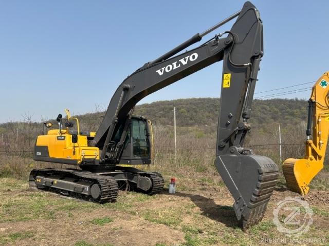 High quality latest second-hand Volvo EC220D excavator 22tons medium earthmoving machinery Volvo EC220DL made in Korea